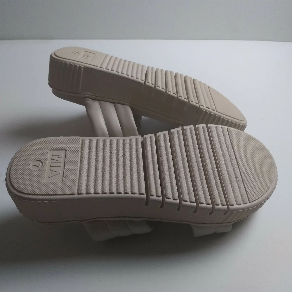 Mia  Lini Platform Beige Sandals size 7